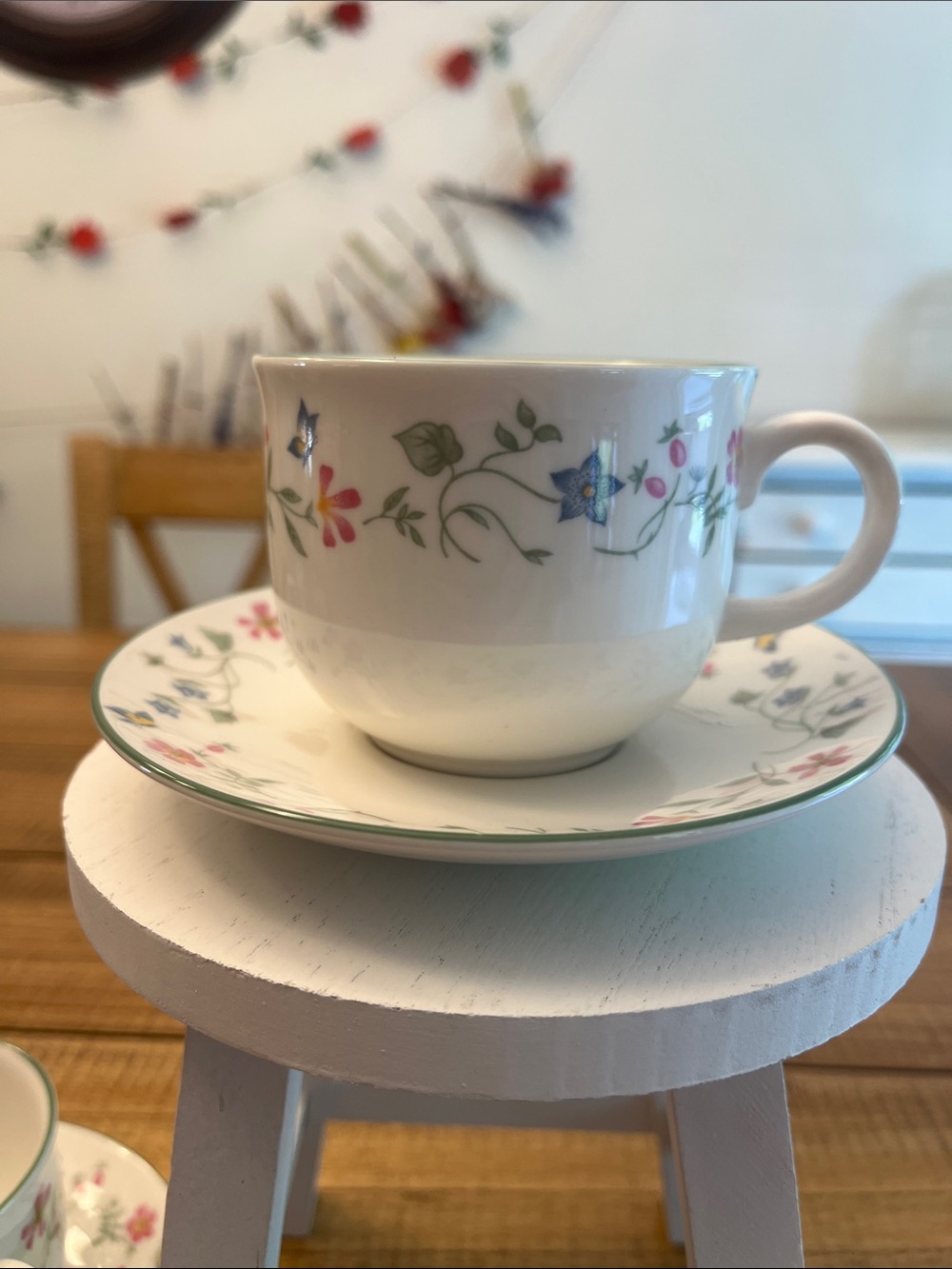 Expressions English China Florentina Set of 2 Teacups and Saucers Royal